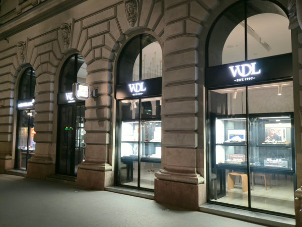 Watch De Luxe Budapest exterior at 28 Andrássy út